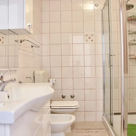 Vabriga Family With Pool Apartment
